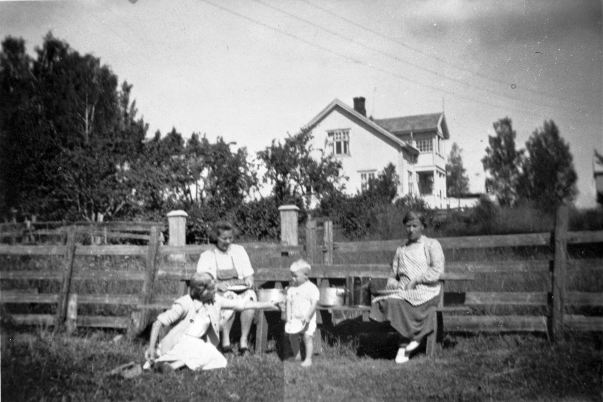Normann Fotoatelier, Ukjente, voksne, barn.