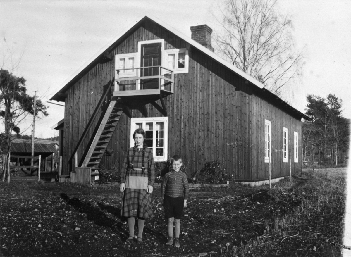 Ukjent, Bolighuset til Evensen som var smed ved Strand Brenneri. F. v. Else og Svein Evenstad.