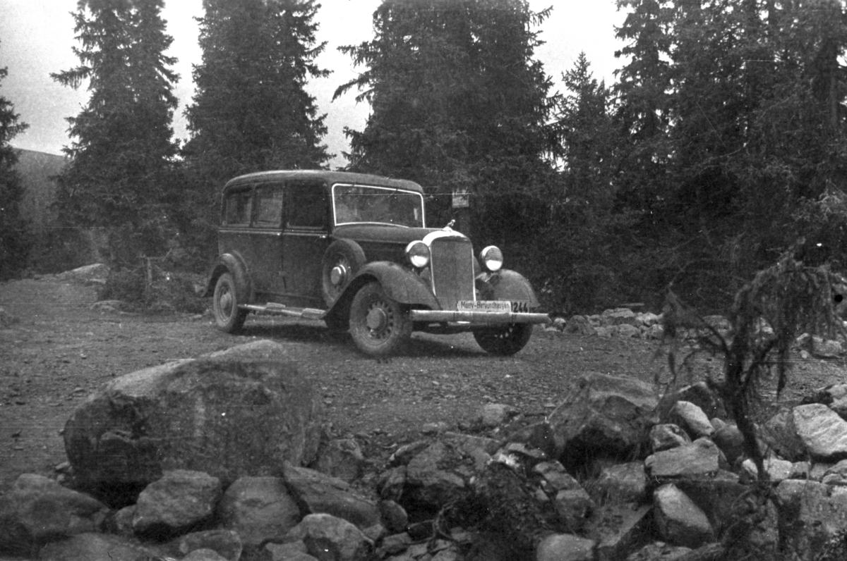Ukjent, Bil, "buss" Moelv-Bergundhaugen, fjellrute. Drosje. Bilen er en Strømmen-Dodge, dvs. norskbygd 7-seter med høyt tak, spesielt beregnet som drosje, fra Strømmens Værksted. Årsmodell 1933-34.
