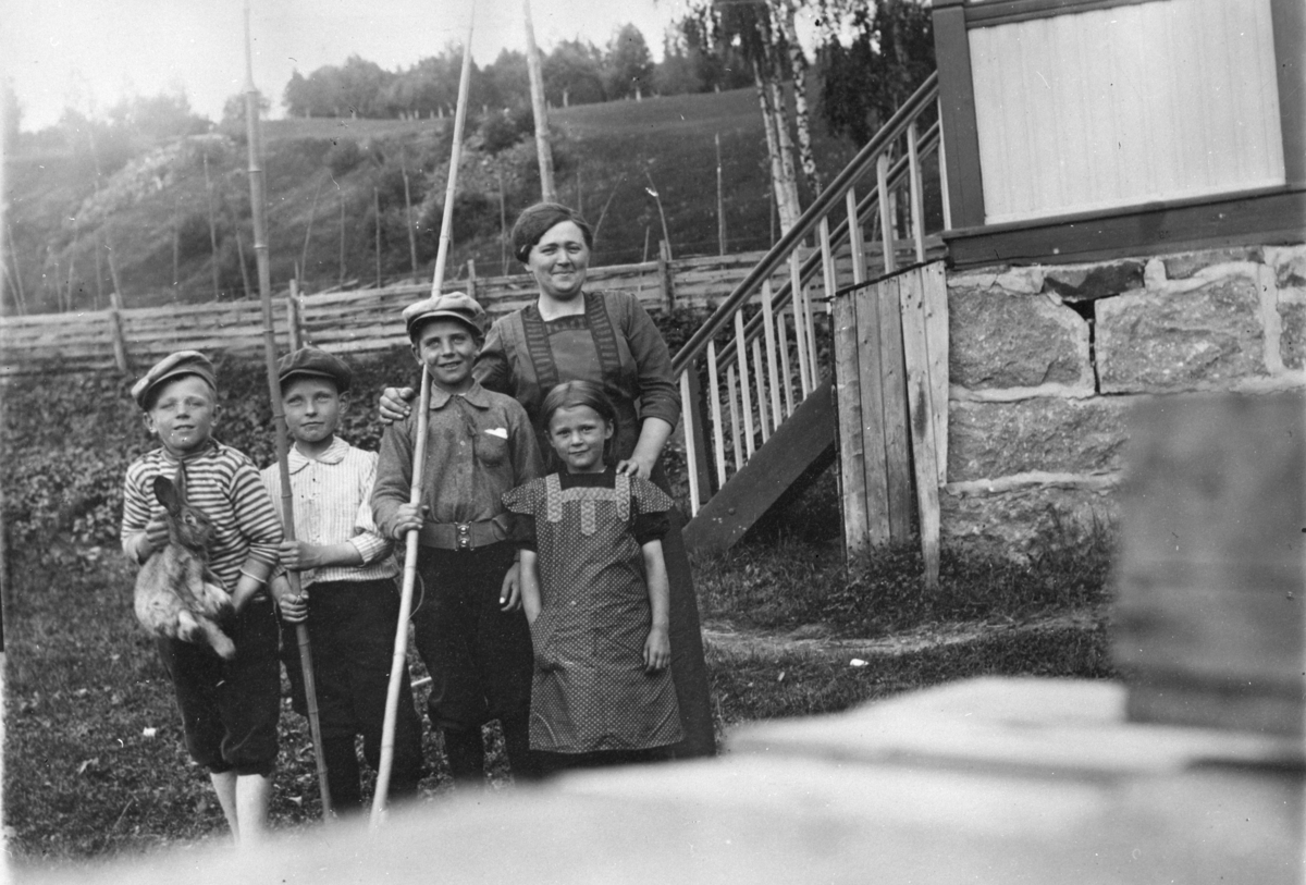 Ukjent, F. v Sverre Olsen, Ukjent, Johs Olsen og Signe Olsen. Bak Signe står Emma Olsen g. m Julius Olsen. De bodde ved Kvisla Bruk. Foto Mikkel Sveinhaug ca. 1918-20