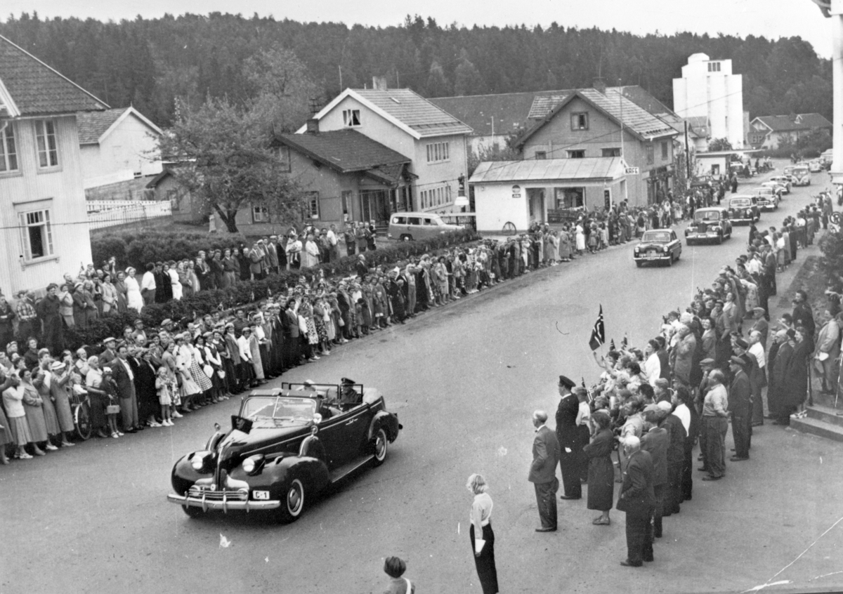 Widerøes Flyveselskap A/S, Kong Olav V signingsferd til Trondheim i juni 1958. Kong Olav kjører i åpen bil gjennom Storgata i Moelv. Bilen, Buick Roadmaster Convertible, reg. nr. C-1