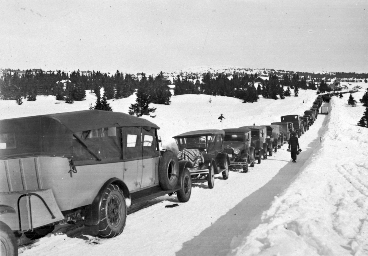 Ukjent, Sjusjøen i Ringsakerfjellet, lang rekke med parkerte biler. Bilkø. Bildet er antagelig tatt i forbindelse med påske eller Birkebeinerrennet.