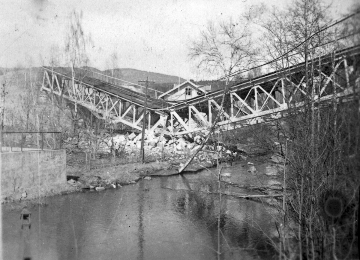 Ukjent, Jernbanebrua over Moelva, sprengt av norske soldater 19. april 1940, 2. verdenskrig. Moelv.