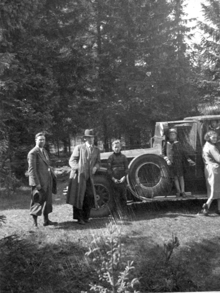 Ukjent, Personbil D-174, rutevogn, ukjente. Denne er en Packard 1930 som tilhørte Otto Berge i Gaupen. den gikk som drosje og buss. Bilen hadde motor på 6, 3 l og 8 sylindret motor på 145 h. k.