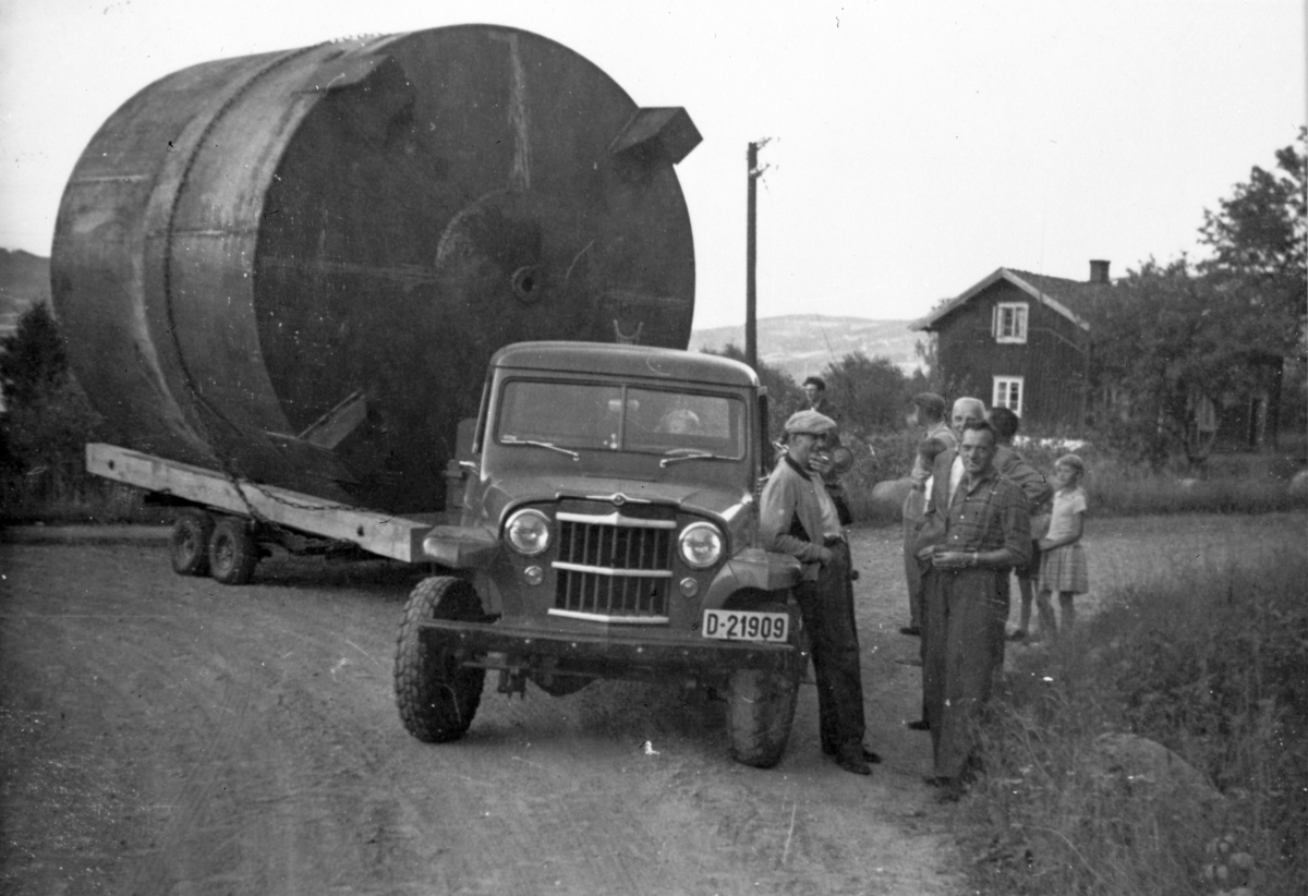 Ukjent, Willys 4 hjulsstrekk reg. nr. D-21909 med stor beholder, tank på tilhenger. Karet er antageligvis fra Moelven Cellulose, ukjente.