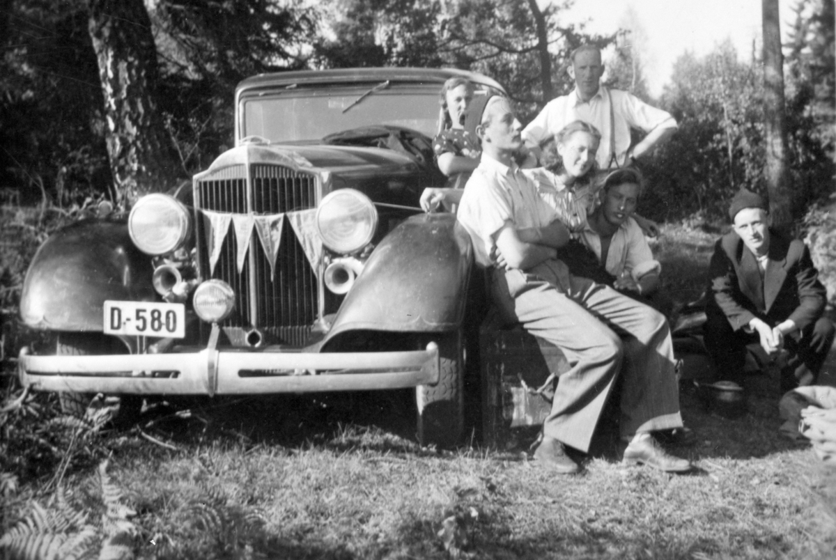 Ukjent, Seks ukjente personer ved en personbil reg. nr D-580. En Packard, årsmodell ca. 1934.