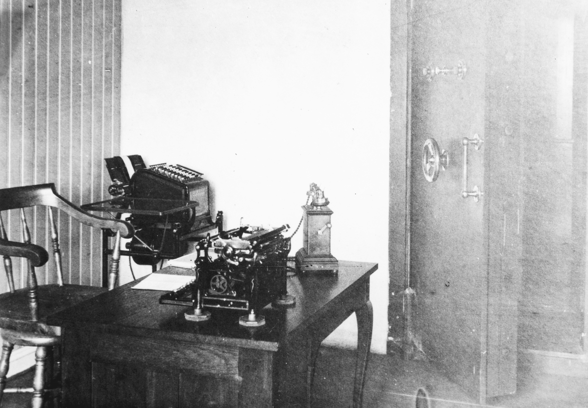 Ukjent, Ringsaker Sparebank, Moelv, interiør, kontormaskiner og hvelvdør, ca. 1920-1930