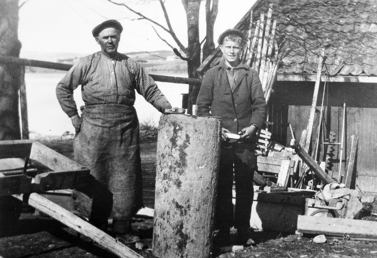 Ukjent, Toftes Gave, Helgøya. Smie. to smeder reparerer åkerrulle. Smedlærer og læregutt.