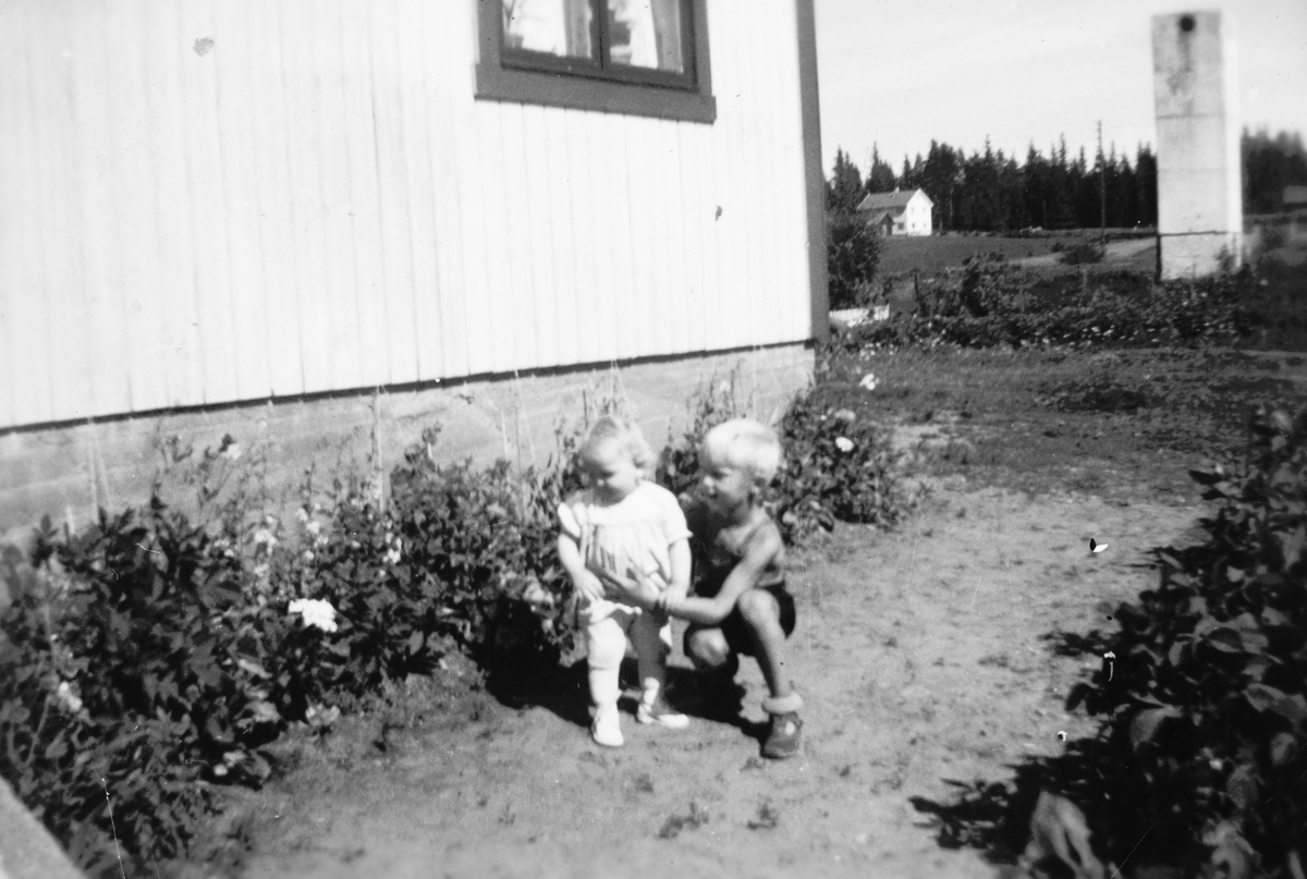 Ukjent, Ringsakervegen 51, Brumunddal. F. v. Else Randi Sæther og Arne Sæther, T. h. på bildet ses pipa på knottfabrikken.