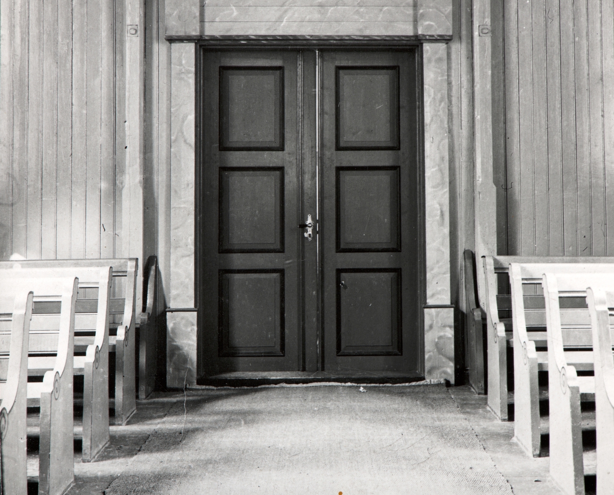 Ukjent, Veldre kirke, kirkedør. Veldre kirke ble bygget i år 1726. Kirken med alt inventar brant ned 26. September 1996