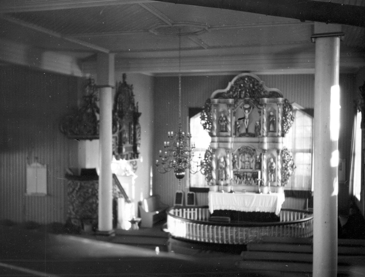 Ukjent, Veldre kirke, interiør. Altertavle fra 1790, skåret av Anders Olsen Sæther, Brøttum. Den er malt og forgylt av lensmann Ole Nielsen. Altertavlen i farger se HHD-02140-07. Se også boka "Kirker i Ringsaker" utgitt av Brøttum, Furnes, Nes, Ringsaker og Veldre Historielag 1995. Veldre kirke ble bygget …