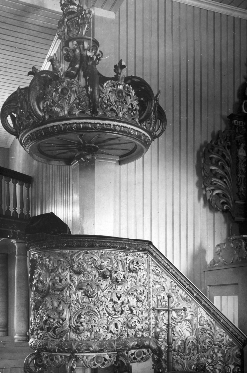 Ukjent, Veldre kirke, interiør, prekestol med himling fra 1738, skåret av akuntuskunstneren Lars Pedersen Pinnerud, Furnes. Treskurd. Veldre kirke ble bygget i år 1726. Kirken med alt inventar brant ned 26. September 1996