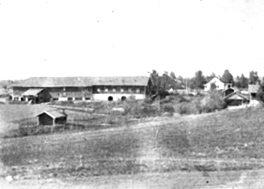 Anno Domkirkeodden, EKSTERIØR: GARDSBRUK DALFARMEN, GAMMELSMIA, LÅVE, FJØS, HØNSEHUS, BRØNNHUS, STABBUR, GRISHUS, ILSENG