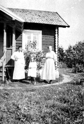 Anno Domkirkeodden, EKSTERIØR: NYSTUA, UNDER FARMEN, GRUPPE: 3, LOTTA KRISTIANSEN MED DATTER OG VENINNE,