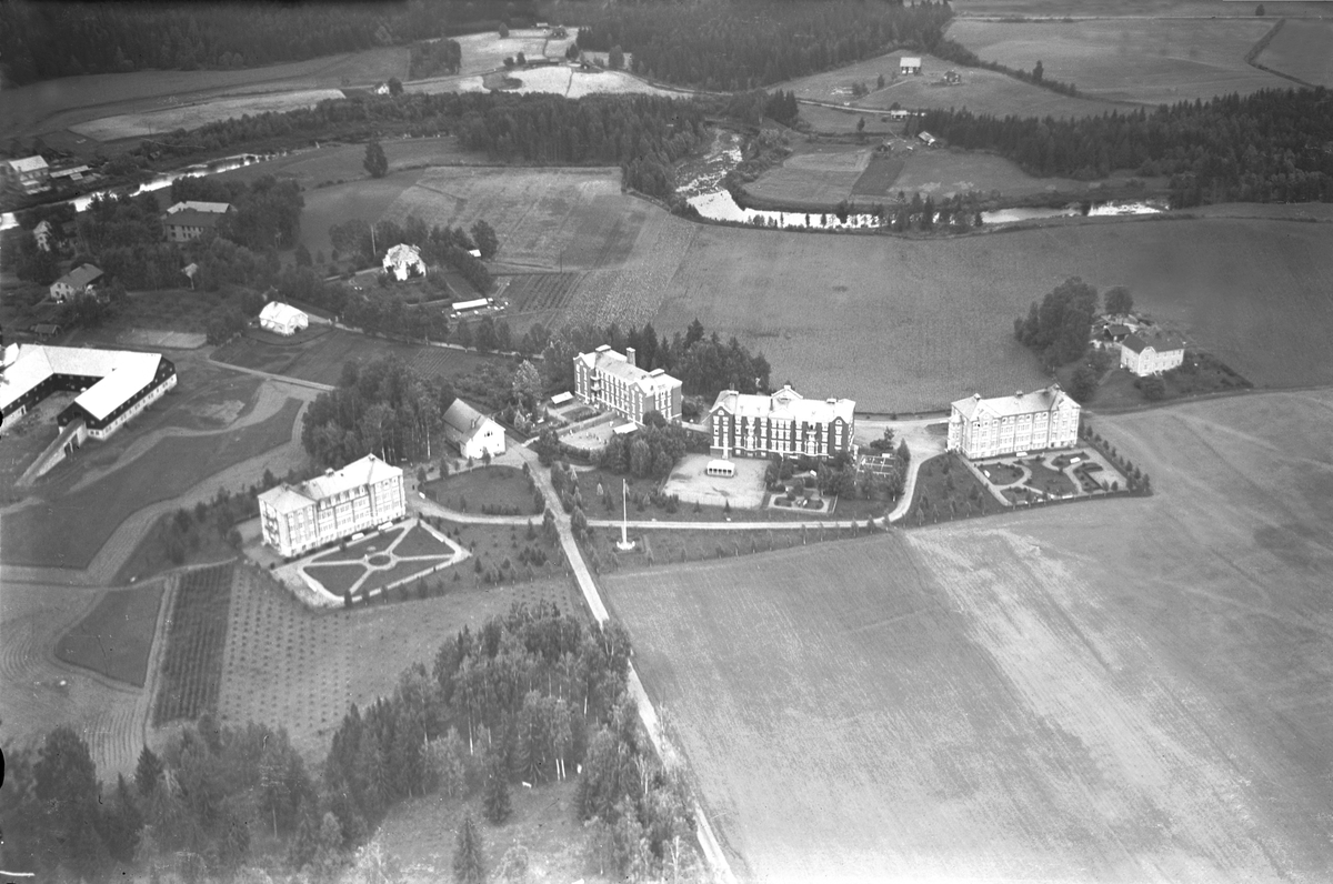 Widerøes Flyveselskap A/S, FLYFOTO SANDREUD SYKEHUS, STANGE