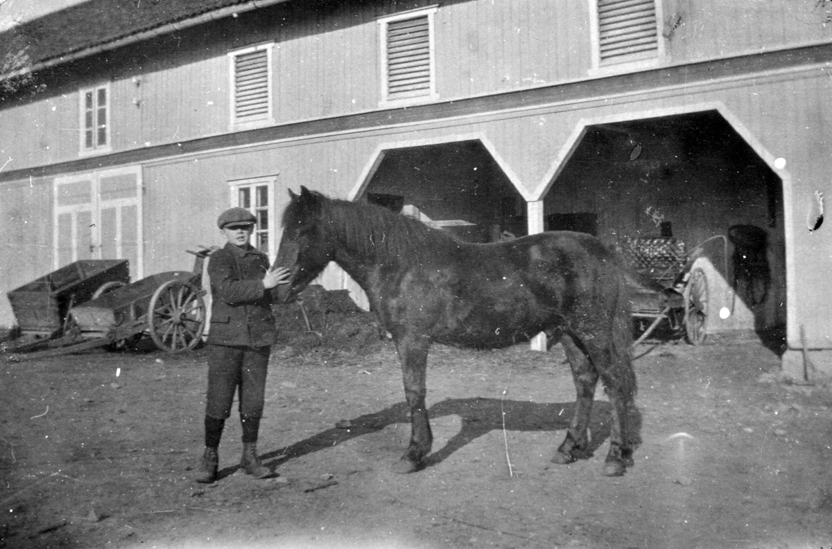 Anno Domkirkeodden, LARS HOLSTUEN MED HESTEN AASE FORAN LÅVEN, KJERRER, HOL NORDRE,