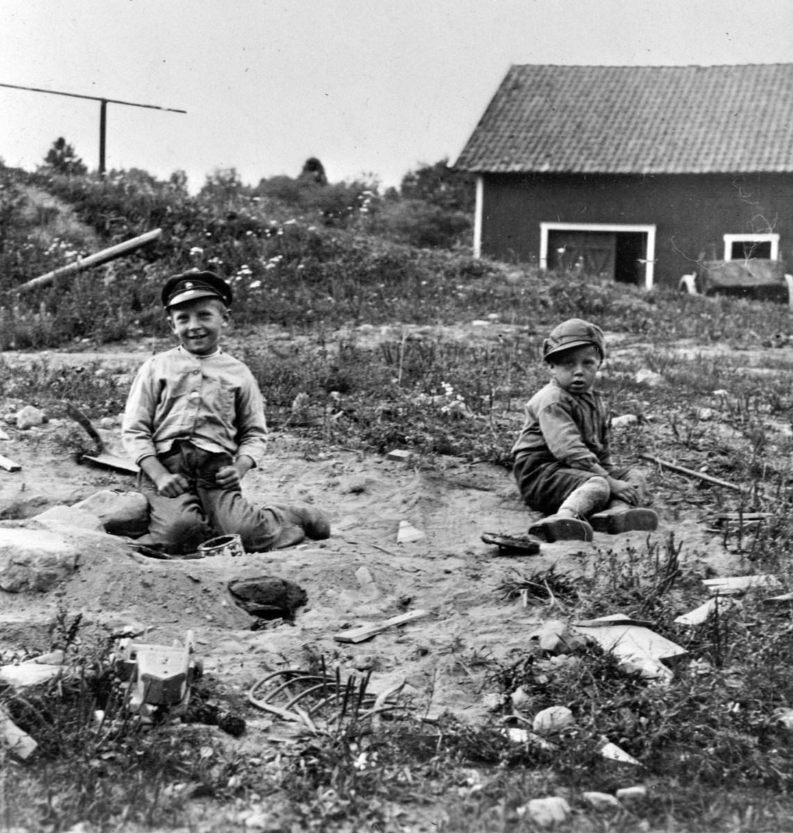 Anno Domkirkeodden, GRUPPE: 2 GUTTER, OLA PEDERSEN, JAN PEDERSEN, LEKEBIL, BARNELEK I SANDHAUG, HAFSAL