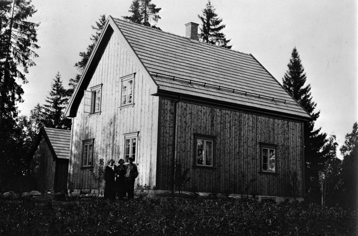 Anno Domkirkeodden, EKSTERIØR: HUSET TIL HELGE INGVOLDSTAD