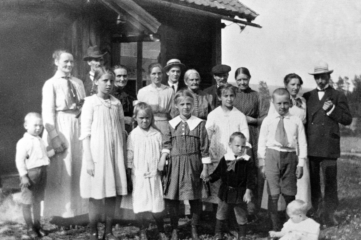 Anno Domkirkeodden, GRUPPE: 17, FAMILIENE: HAGEN, KJÆRNET, FJELLSTAD, SÆLIDHAGEN, FRA VENSTRE: HANS KJERNET, MARIE FJELLSTAD, JOHANNE HAGEN, BAK: JOHANNES HAGEN, KONA INGER HAGEN, FORAN: JOHANNE HAGEN (DATTER TIL JOHANNES), KAREN HAGEN, INGRID HAGEN, FINN KJÆRNET, EINAR KJÆRNET, MARIE KJÆRNET, JOHAN KJÆRNET, BAK: KRIS…