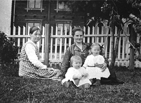 Anno Domkirkeodden, FRA VENSTRE: LINA LIBAKKEN, PAULINE ÅSBAKKEN, BARNA: HELGA LIBAKKEN, INGRID LIBAKKEN, ØSTÅS SKOLE