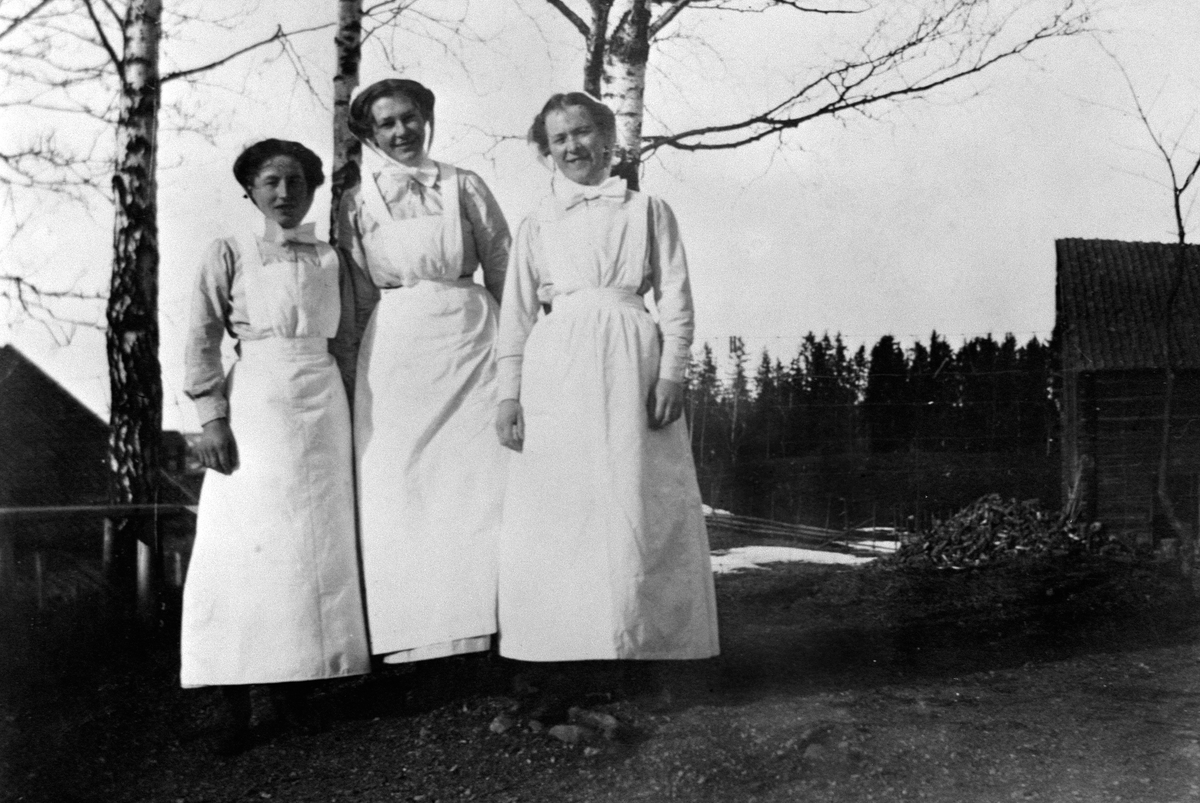 Anno Domkirkeodden, GRUPPE: 3 SYKEPLEIERSKER, MARGRETHE TOMTER, OVERSØSTER, UKJENT, FINSAL SYKEHUS, RIDABU