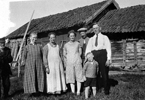 Anno Domkirkeodden, GRUPPE: 7, FRA VENSTRE: JOHAN SIMENSEN, MARIE SIMENSEN, GØNNER JOHANSEN, OLINE GIFT: NÆSS, PEDER JOHANSEN, SVIGERSØNN MED SØNNEN DAGFINN, ÅKERSHAGAN MITTRE, ÅKERSHAGAN UNDER ÅKER