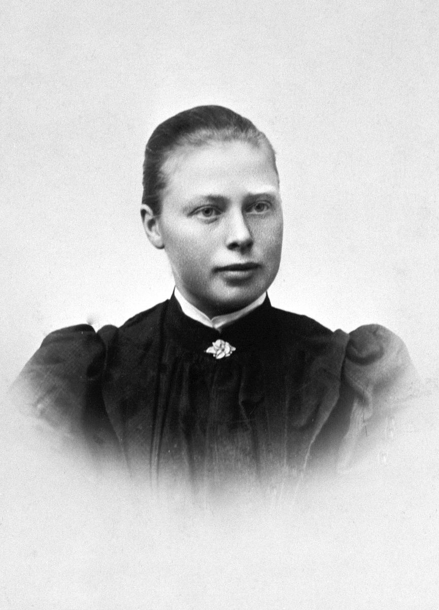 Anno Domkirkeodden, PORTRETT: KAREN OLSEN ÅLERUDSRØNNINGEN FØDT: 1878, ÅLERUDSRØNNINGEN