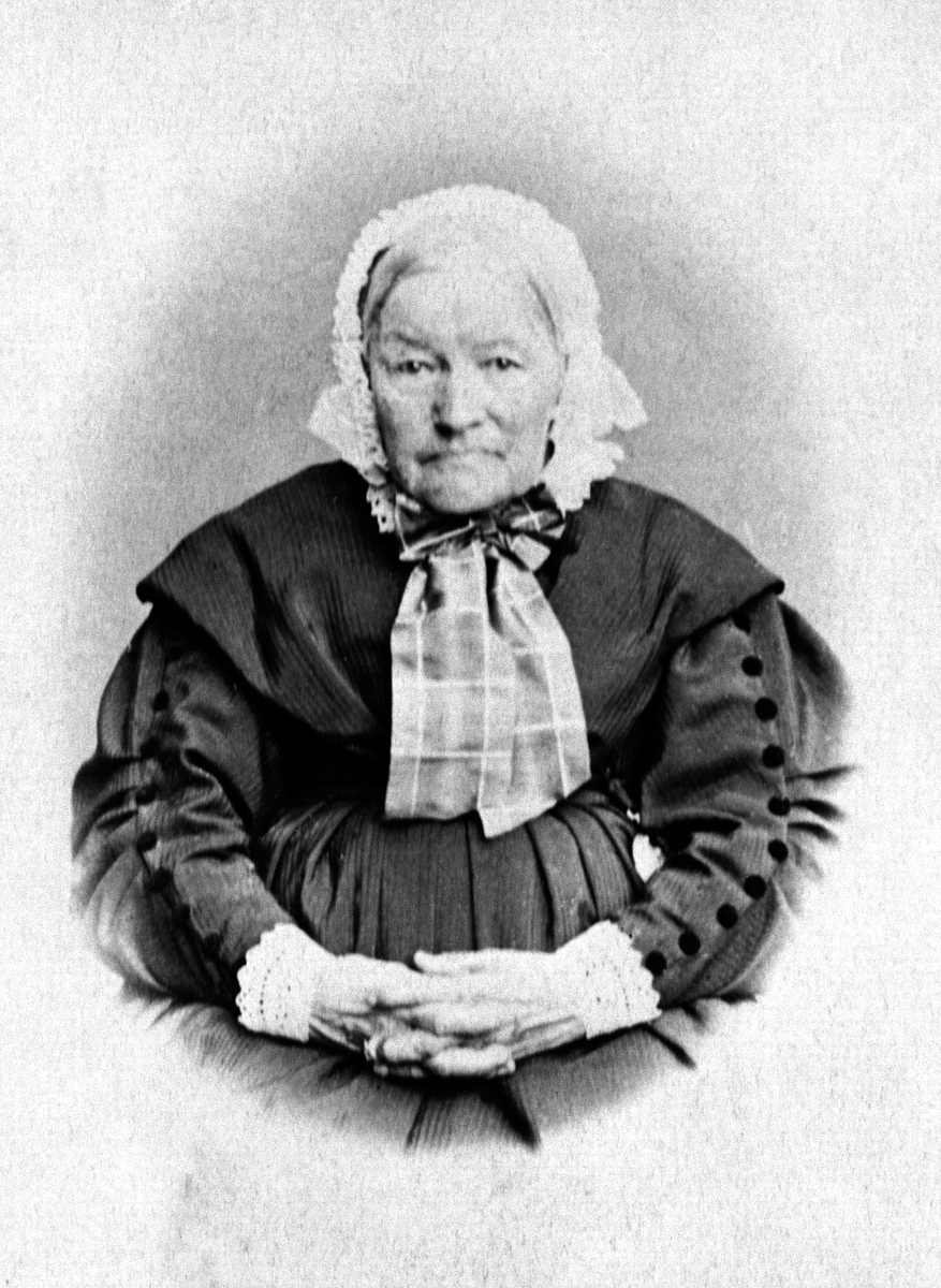 Anno Domkirkeodden, PORTRETT: HANNA WINSNES, PRESTEFRUE, FORFATTER AV KOKEBOK, VANG PRESTEGÅRD
