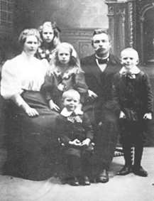 Anno Domkirkeodden, GRUPPE: 6, GINA PETTERSEN GIFT: TØRUD, FØDT: 16. 03. 1883, 4 BARN, SVEITSBAKKEN UNDER FARMEN