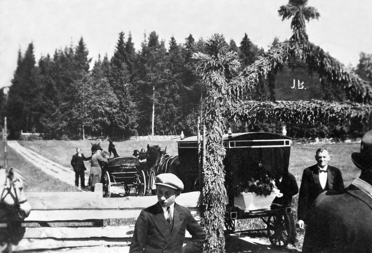 Anno Domkirkeodden, BEGRAVELSE ETTER JOHANNE BEKKEVOLD, BEGRAVELSESPORTAL I GRANBAR, HEST MED LIKVOGN, BEKKEVOLL