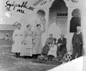 Anno Domkirkeodden, GRUPPE: 7, ELI OG OLE SULJUSETH PÅ TRAPPA, SYLJUSET ØSTRE