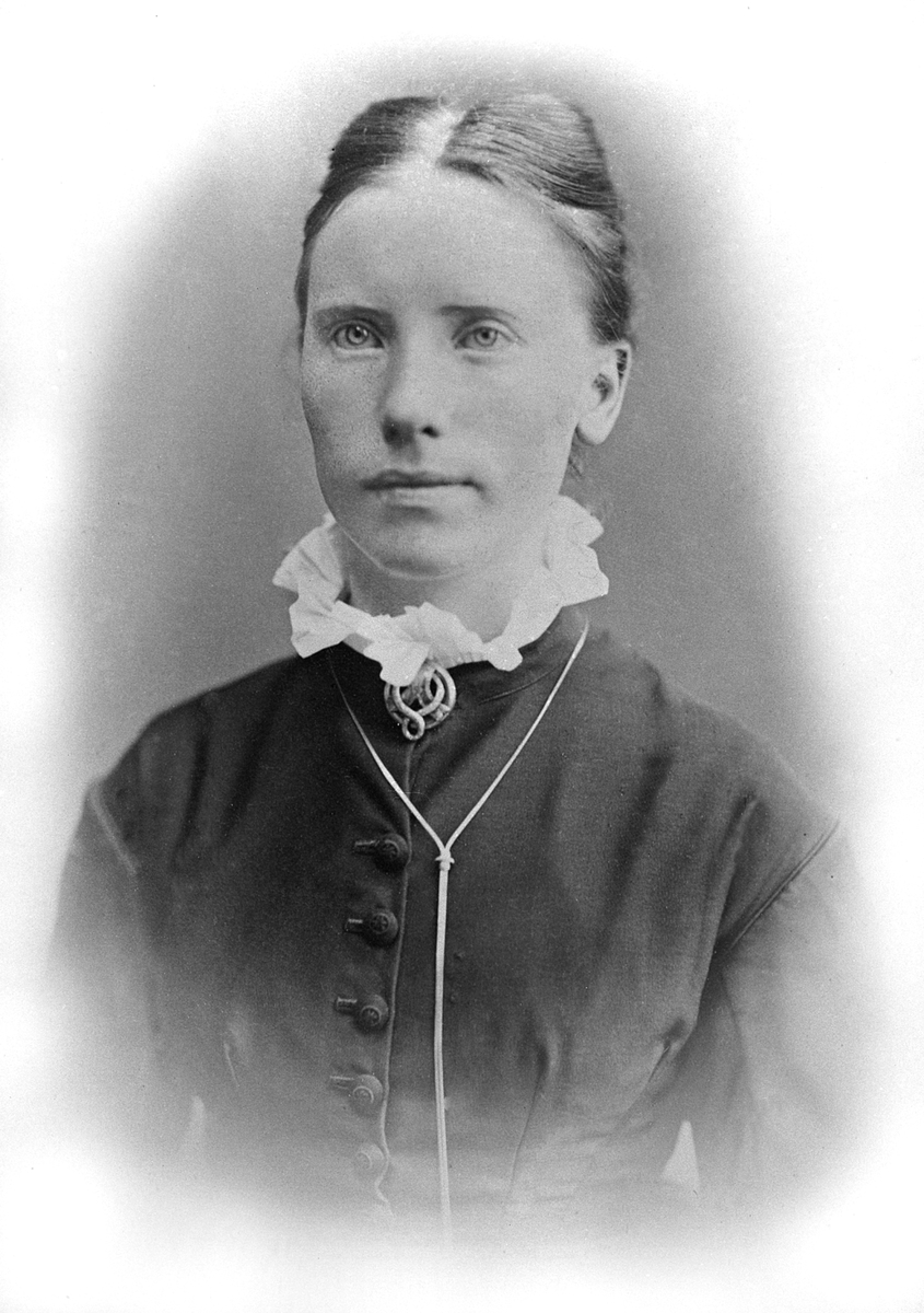 Anno Domkirkeodden, PORTRETT: JULIE IMERSLUND FØDT: SKRAMSTAD 1859 - 1941, KALLERUD