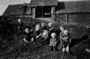 Anno Domkirkeodden, GRUPPE: 9, HELGA ALDERSLYST MED BARNA, STALLÅVEN I BAKGRUNNEN, ALDERSLYST
