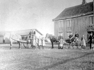 Anno Domkirkeodden, FORAN HOVEDBYGNINGEN PÅ ALDERSLYST, 2 HESTER MED TRILLE, SETERREISE, FOLK, HESTEKJØRETØY, ALDERSLYST