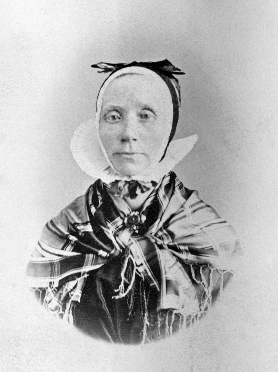 Anno Domkirkeodden, PORTRETT: OLEA STOR-GÅLÅS FØDT: LERHUS 26. 08. 1822, LERHUS, HODEPLAGG, RYNKELUE, KVINNEKLÆR