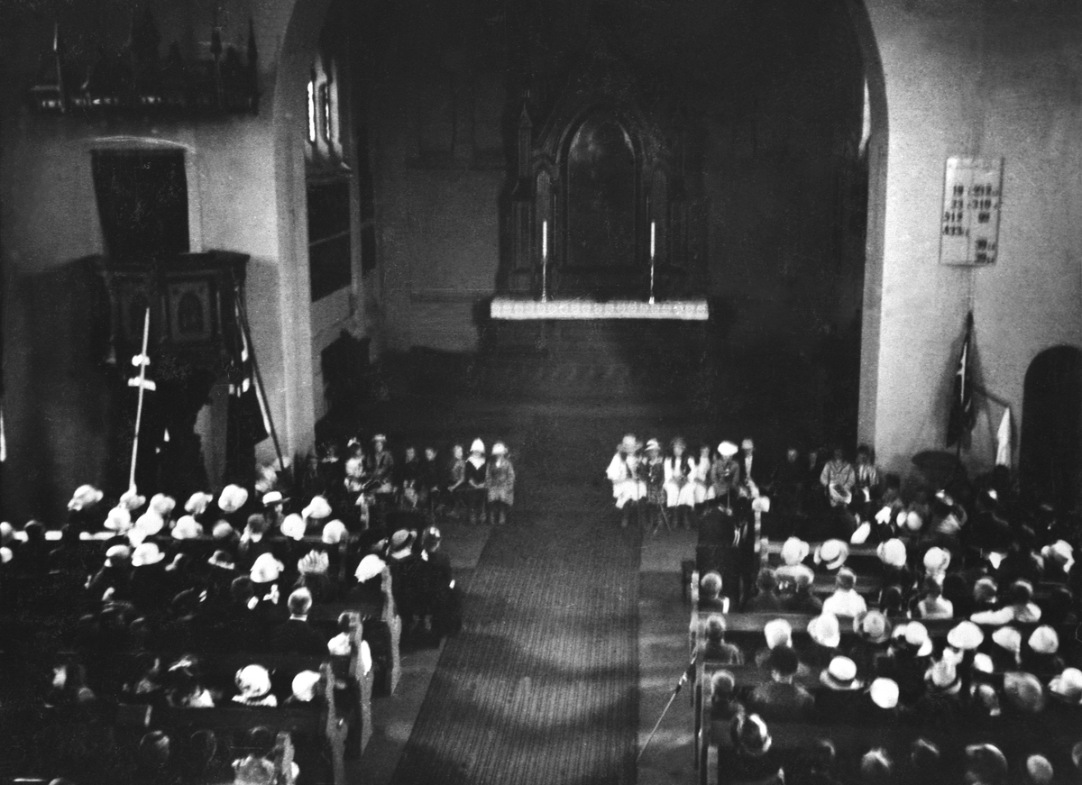 Anno Domkirkeodden, INTERIØR: VANG KIRKE, ALTERET, PREKESTOL, MYE FOLK, 17. MAI