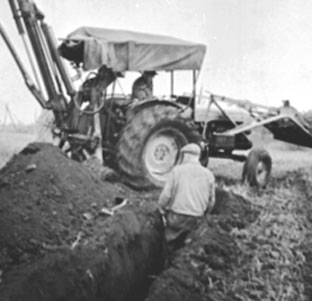 Anno Domkirkeodden, GRØFTEGRAVING, GUNNAR INGVOLDSTAD PÅ TRAKTOR MED GRAVEMASKIN, INGVOLLSTAD LILLE