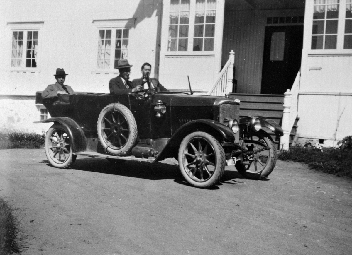 Anno Domkirkeodden, Personbil Selve - 6/20 D-119 modell ca.1920 (?). Eier Marie Aalstad, Ålstad gård, Vang H. 3 ukjente menn