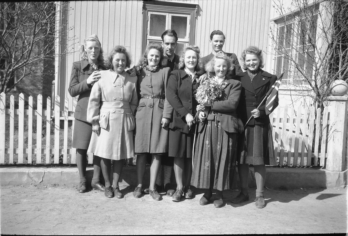 Håkon Prestkværn, GRUPPE 8 UKJENTE. KARI HAMMERLUND OG ODD OLSEN I MIDTEN, BAK MENTZ (JENS?) HOLMEN.
