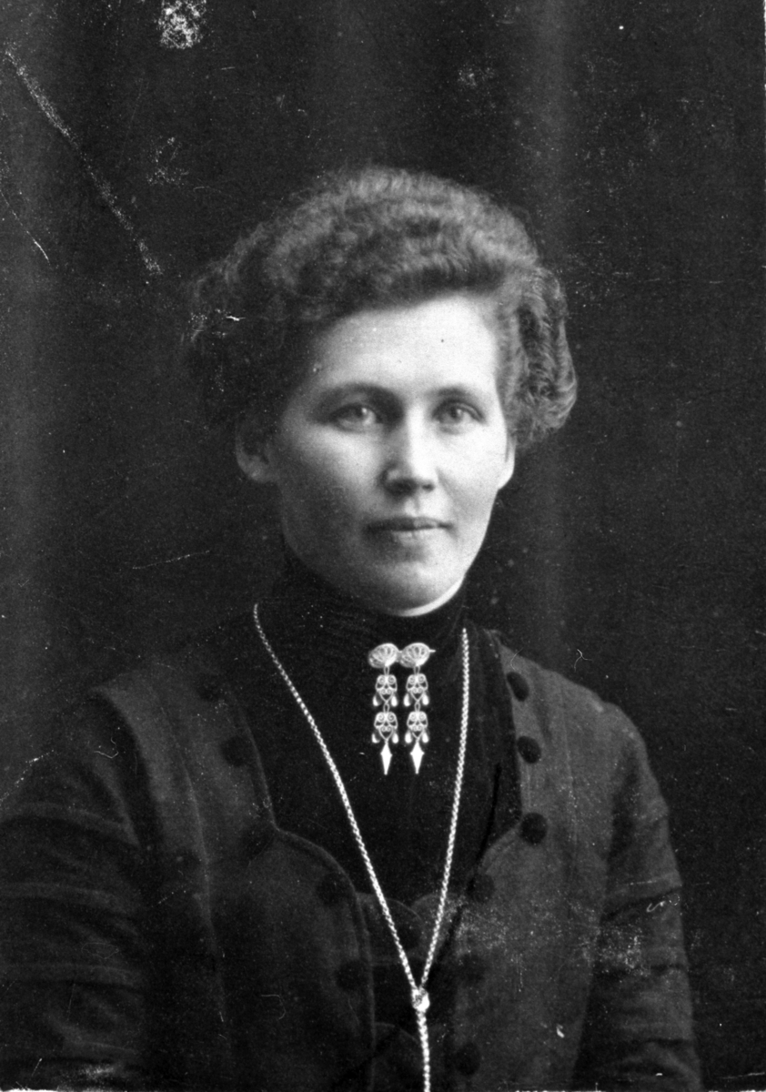 Anno Domkirkeodden, PORTRETT: OLINE BRENNHAGEN FØDT: 11. 03. 1886, ÅSVISTAD LILLE, ÅSVESTAD VESTRE