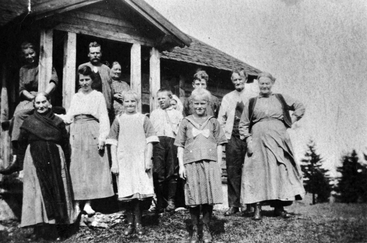 Anno Domkirkeodden, GRUPPE: 11 FORAN LERBERG SETERSTØRHUS PÅ BRUMUND, FRA VENSTRE: BERTE LØBERG, MINA, BAK: KAROLINE, EDVARD, TIL HØYRE: PETRONELLE OG OLE BRENNHAGEN