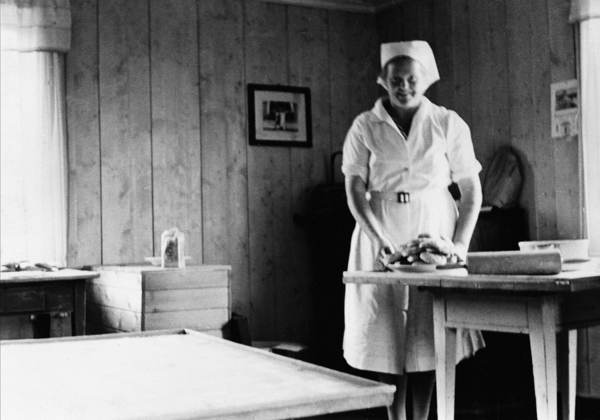 Anno Domkirkeodden, INTERIØR: ØSTRE STUE, AGNES KJELSRUD BAKER, BAKSTEBORD, KJEVLE, BERGSETT