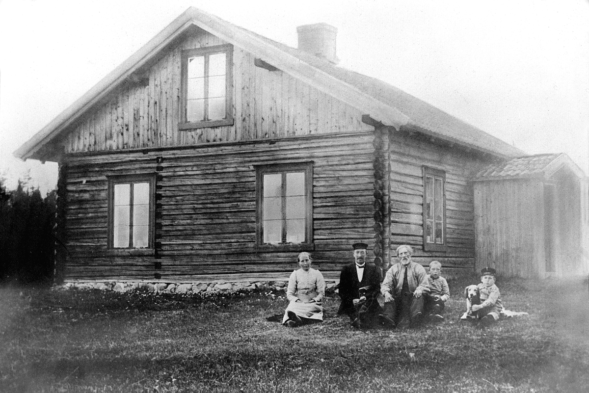 Anno Domkirkeodden, HUSMANNSLPLASSEN FREDRIKSBERG, FRA VENSTRE: OLIA OG KRISTIAN, OLE FREDRIKSBERG, ALFRED SÆHLIE FØDT 1896, UNDER SÆLI GÅRD