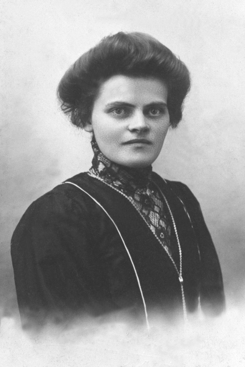 Anno Domkirkeodden, PORTRETT: MARIE SØLUND FØDT: HOLAKER, HOLAKER