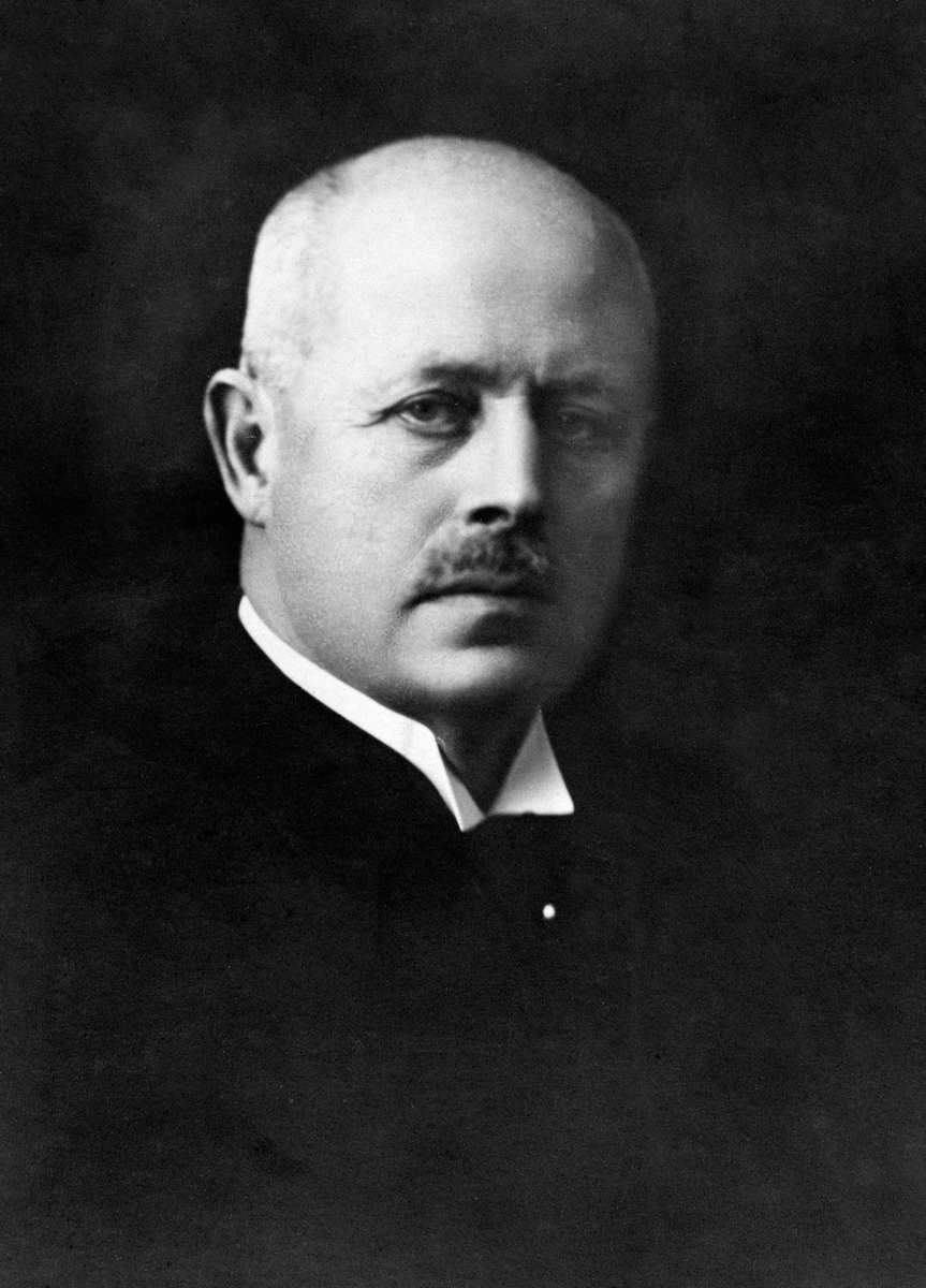 Anno Domkirkeodden, PORTRETT: FYLKESLEGE VOLLERT HILLE, LEGE VED FINSAL SYKEHJEM FRA 1907 - 1922, FYLKESLEGE FRA 1918 - 1933