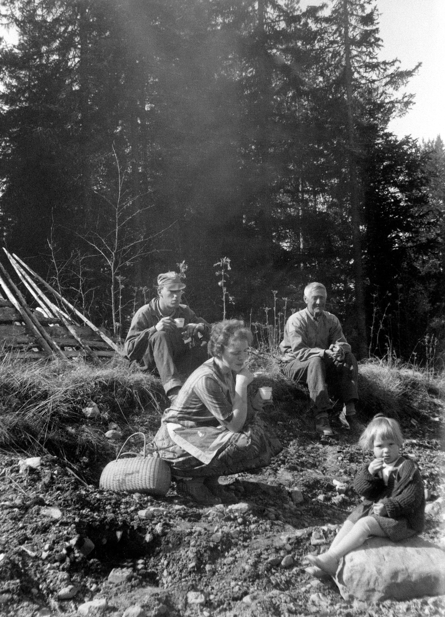 Anno Domkirkeodden, KAFFERAST, GRUPPE: 4, FRA VENSTRE: BJØRN LINDBY-AAS, NILS LØVLIEN, SOLVEIG LINDBY-AAS, KARI LINDBY-AAS, ÅS ØSTRE