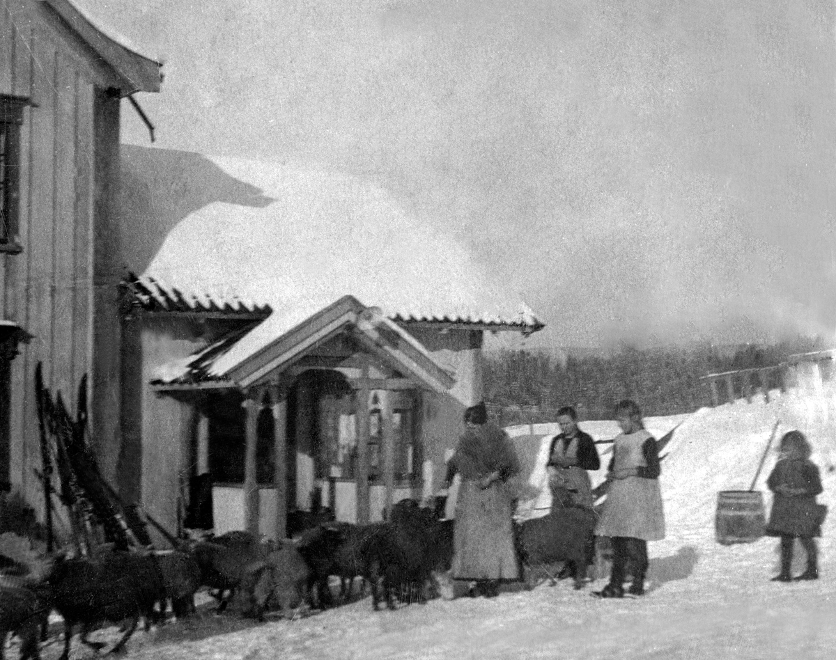 Anno Domkirkeodden, FOLKESTUGANGEN, SAUER, GRUPPE: 4, KARI RABSTAD MED DØTRE, VINTER, RABSTAD
