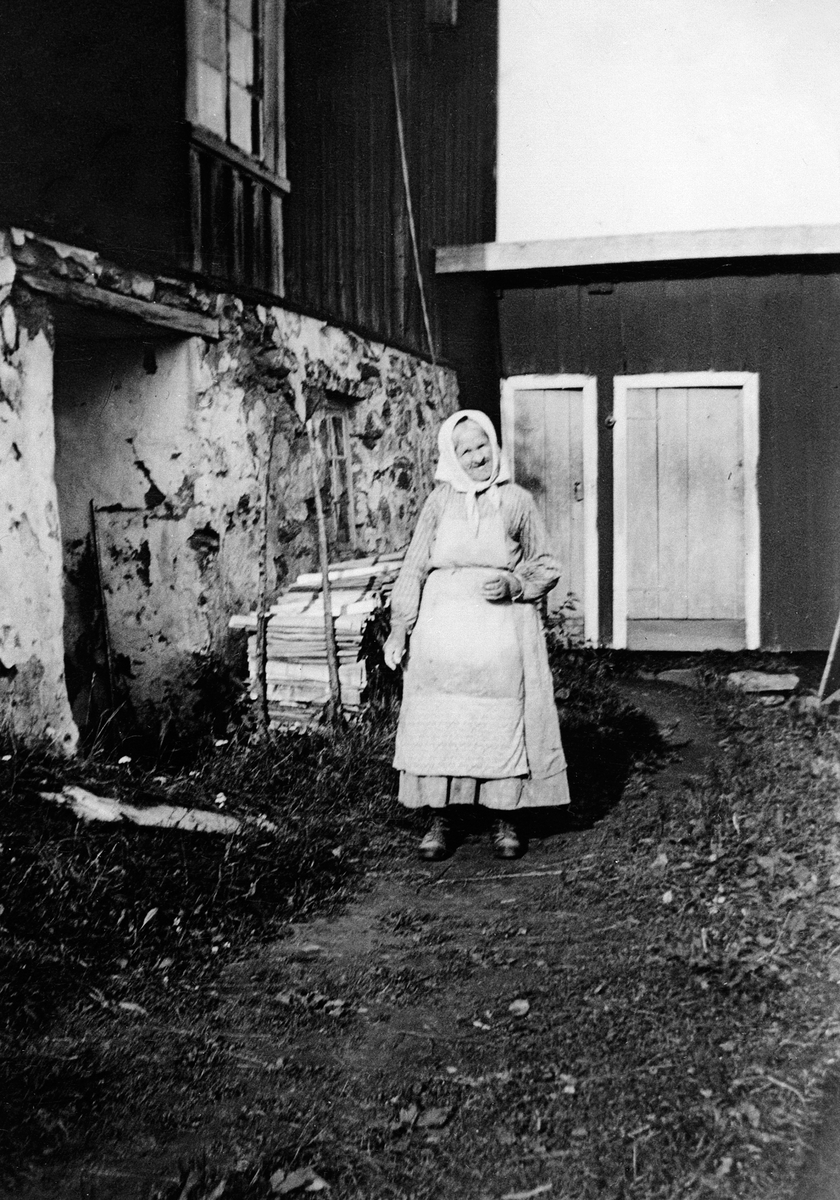 Anno Domkirkeodden, ANNE BRATTLI BAKSTEKJERRING FORAN BAKERHUSET, DO I BAKGRUNNEN, RABSTAD