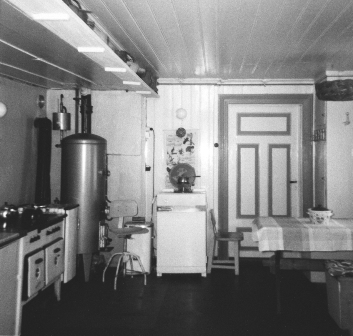 Anno Domkirkeodden, KALLERUD, INTERIØR, HOVEDBYGNING, KJØKKEN, KJØLESKAP, KOMFYR