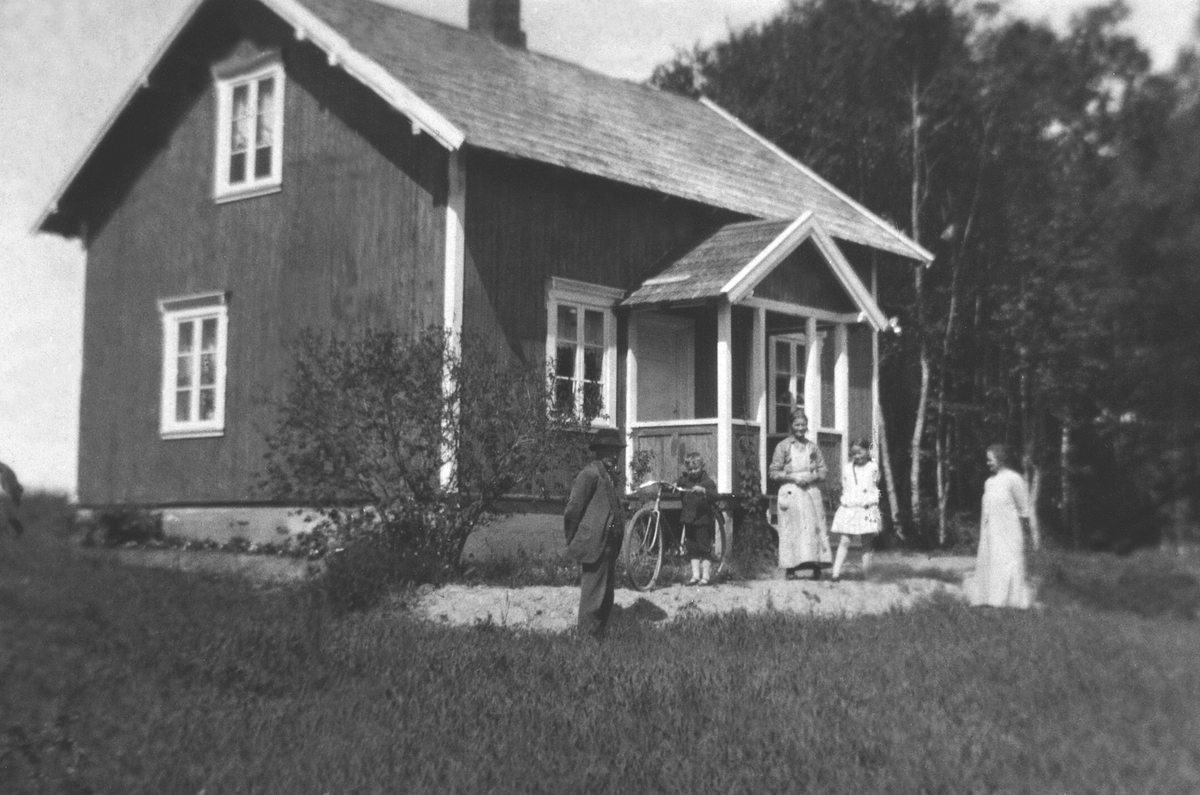 Anno Domkirkeodden, OLSENG UNDER KALLERUD, FORAN HUSET TIL VENSTRE: OLE ANDERSEN, TIL HØYRE: ANNA ANDERSEN, I MIDTEN: MATHINE OLSDATTER, BARNEBARN: JON OG RUTT SOLBAKKEN